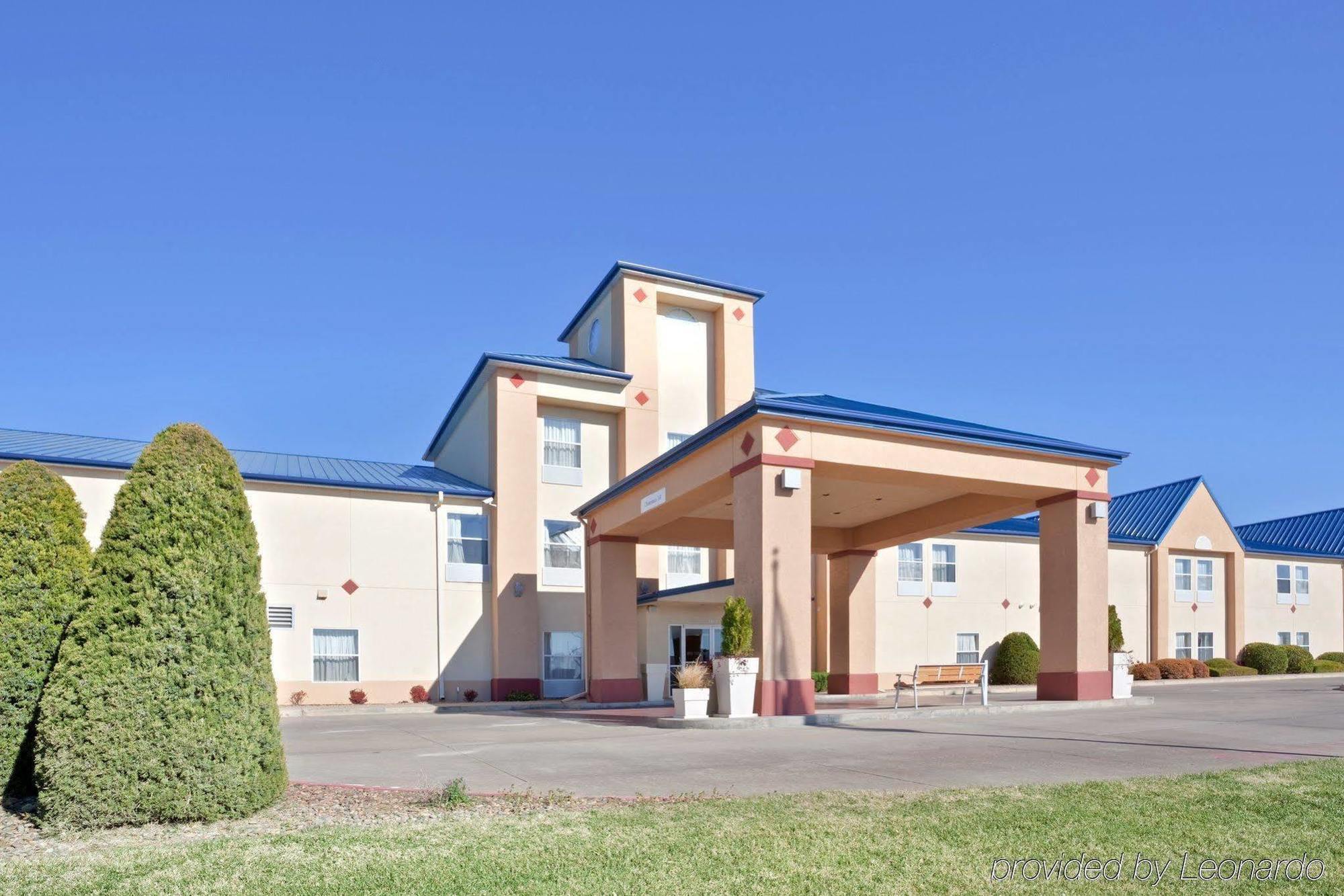 Windsor Inn & Suites Dodge City Exterior photo